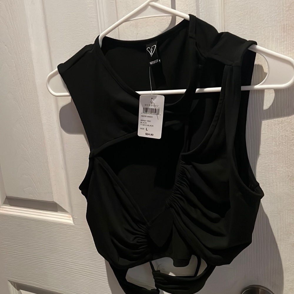 This is a brand new shirt from Windsor. Never worn, still with a tag.